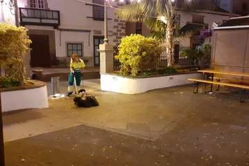  Limpieza retira decenas de toneladas de residuos de la Noche de San Juan en Telde/TA.